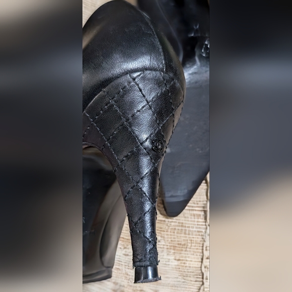 CHANEL • Quilted Leather Vintage Pumps in Black - Picture 4 of 8